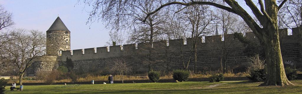 Köln: Stadtmauer am Hansaring und Gereonsmühlturm