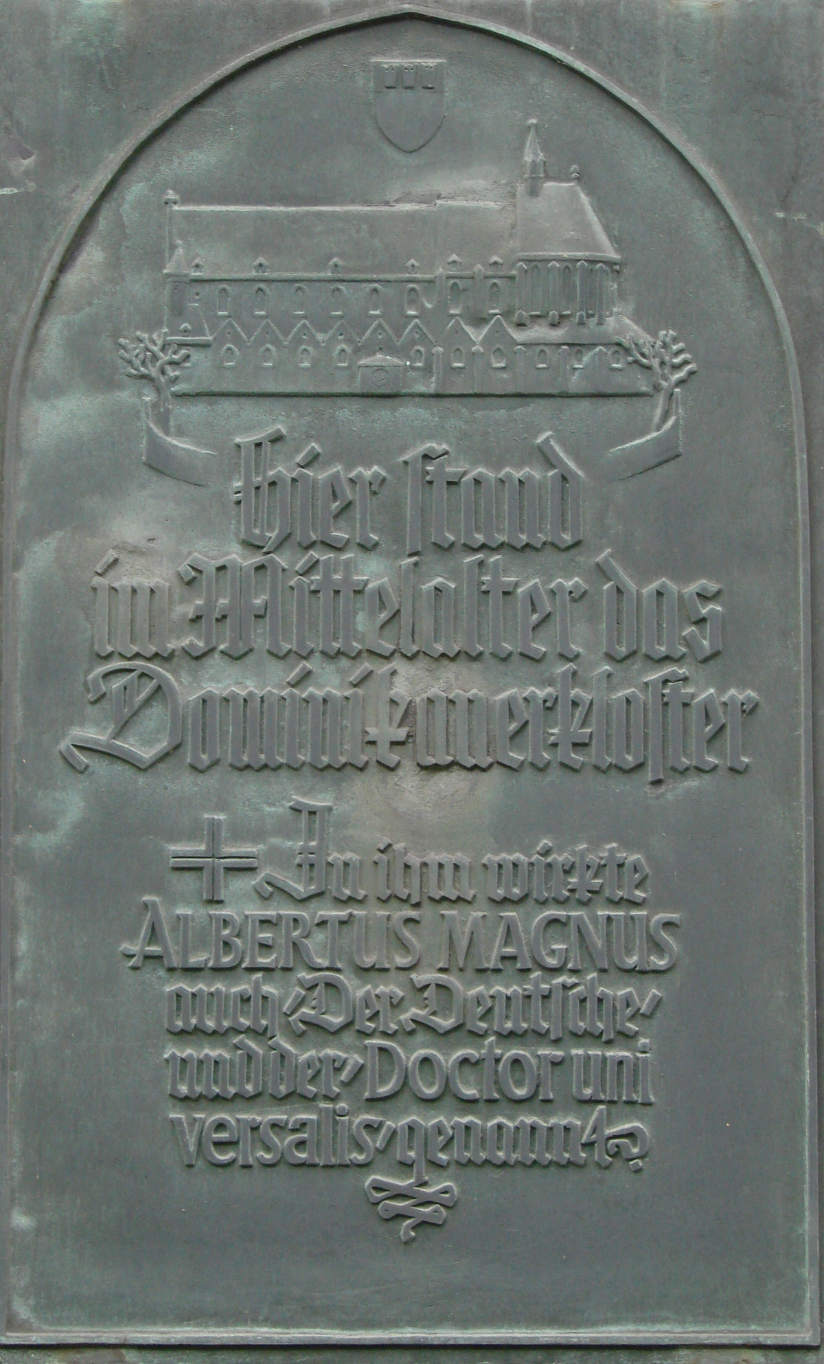 Gedenktafel des Kölner Dominikanerklosters (1937), ursprünglich am Westturm der 1893 auf den Grundmauern des Dominikanerklosters errichteen Reichspostdirektion angebracht, heute an der Wand des Residenz-Hotels