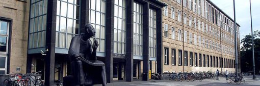 Bronzestatue des Albertus Magnus (1956) von Gerhard Marcks (1889-1981), vor dem Hauptgebäude der Universität zu Köln