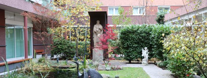 Albertus Magnus, Statue im Innenhof des Residenz-Seniorenwohnheims, Köln